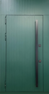Стальная дверь с верхней вставкой, бугельной ручкой, широкими наличниками и зелеными панелями МДФ